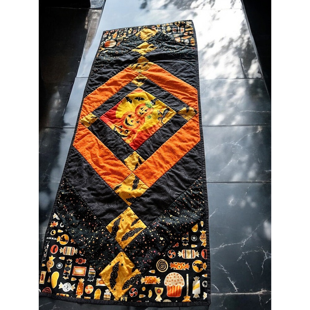 Homemade Quilted Table Runner Halloween-themed Pumpkins Candy‎ Spooky 40"x15.5" - Picture 4 of 9